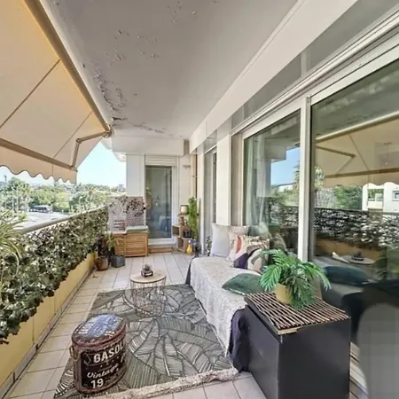 Beau T2 A 200m De La Et Proches Toutes Commodites Antibes